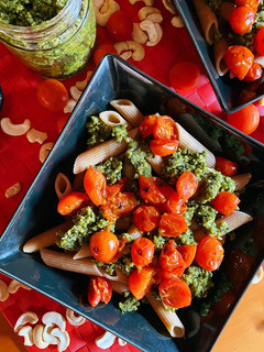 Una foto de Pasta integral con pesto de anacardos y cherrys