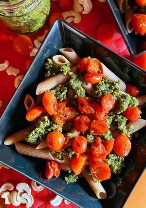 Una foto de Pasta integral con pesto de anacardos y cherrys