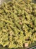 Fusillis au bacon et pesto de fanes de radis au fromage corse