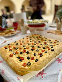 Una foto de Focaccia de tomate cherry, olivas negras y romero