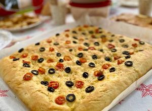Foto principal de Focaccia de tomate cherry, olivas negras y romero