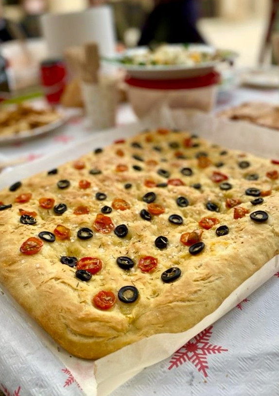 Una foto de Focaccia de tomate cherry, olivas negras y romero