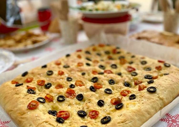 Focaccia de tomate cherry, olivas negras y romero