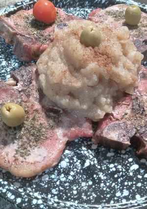 Una foto de COSTILLAS DE CERDO CON PURÉ DE MANZANA 🍎