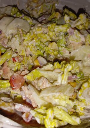 Una foto de Ensalada con salsa de yogurt casera