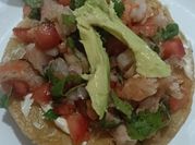 Una foto de tostadas de camarón