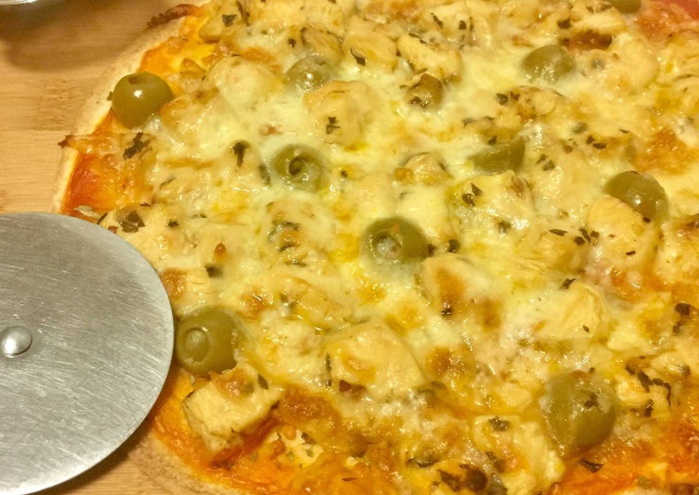 Pizza de pollo (en tortilla de trigo)