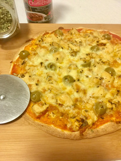 Una foto de Pizza de pollo (en tortilla de trigo)