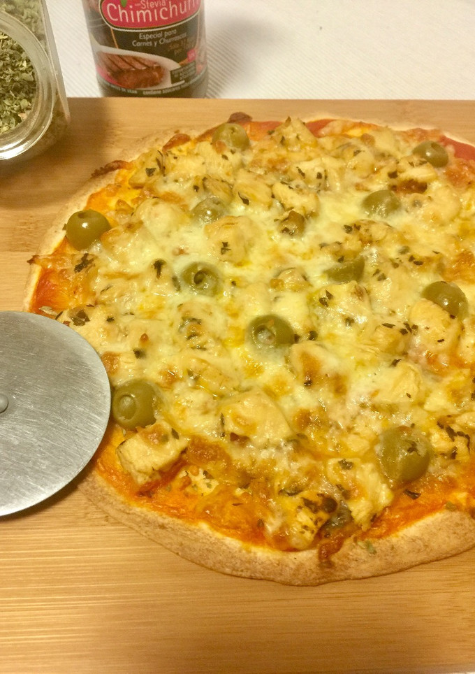 Una foto de Pizza de pollo (en tortilla de trigo)