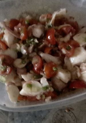Una foto de Ensalada de pulpo con tomates cheery