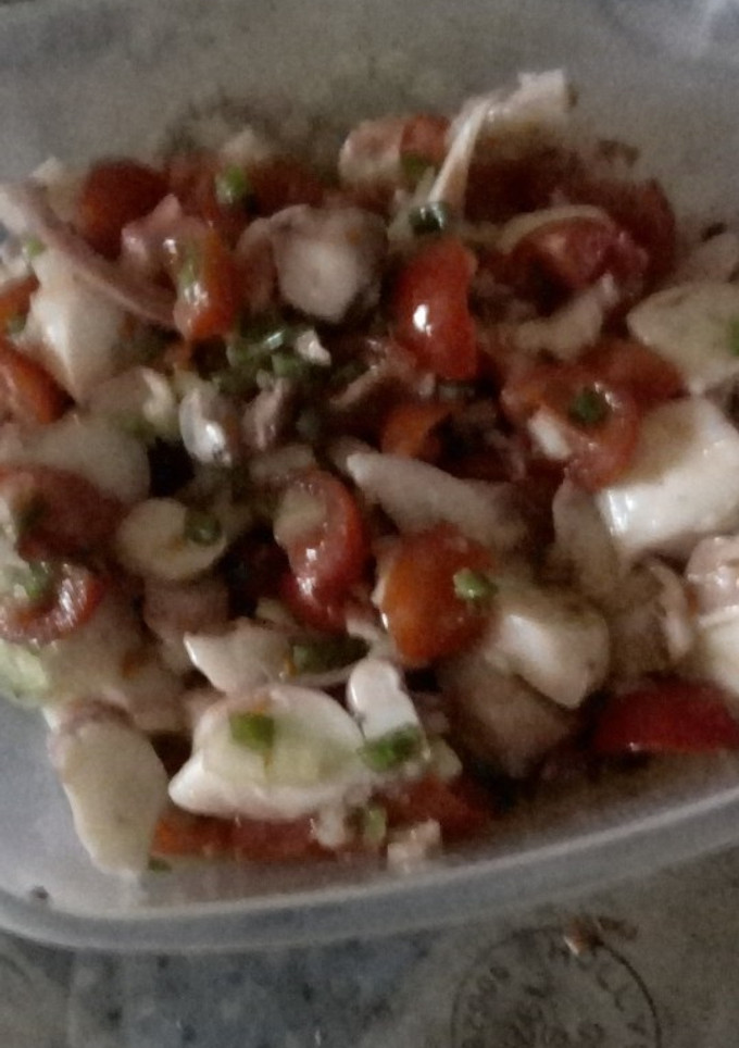 Una foto de Ensalada de pulpo con tomates cheery