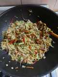 Wok de arroz, verduras y salchicha parrillera