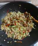 Wok de arroz, verduras y salchicha parrillera