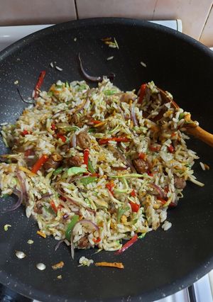 Una foto de Wok de arroz, verduras y salchicha parrillera