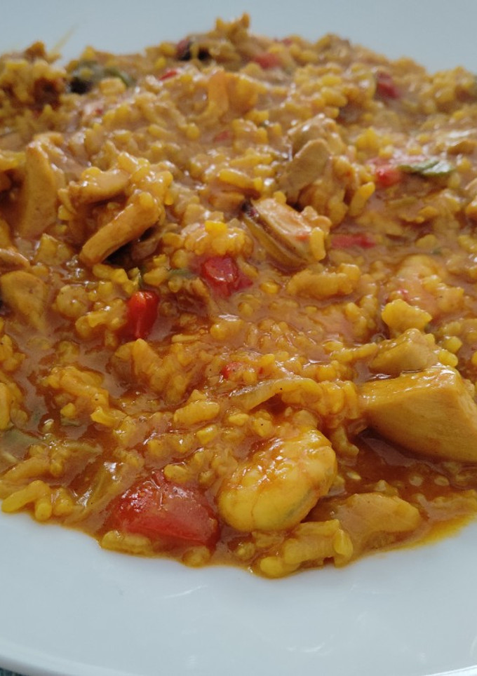 Una foto de Arroz cremoso con pollo y gambas