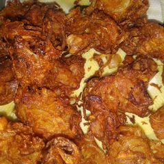 A picture of Kanda bhajiya.