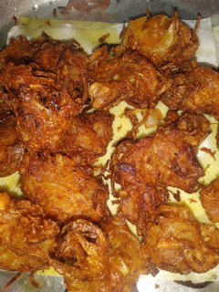 A picture of Kanda bhajiya.