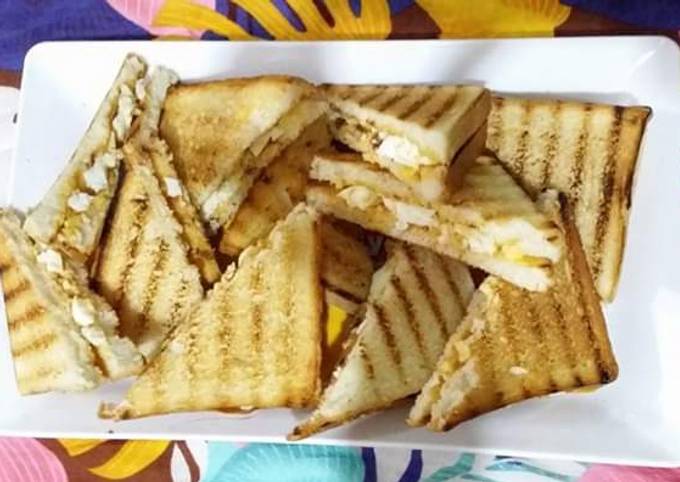 Grilled sandwich with egg and cheese