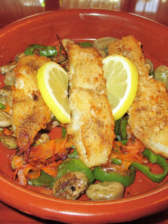 Una foto de Pescado blancosobre habas tiernas con verduras salteada