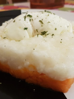 Una foto de Arroz blanco en cama de zanahoria y Huevo en flor