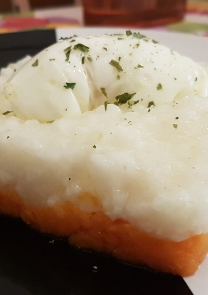 Una foto de Arroz blanco en cama de zanahoria y Huevo en flor
