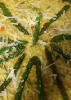 Una foto de Risotto de ciervo, calamares,y espárragos verdes