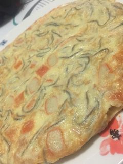 Una foto de Tortilla de gulas y palitos de cangrejo 🦀