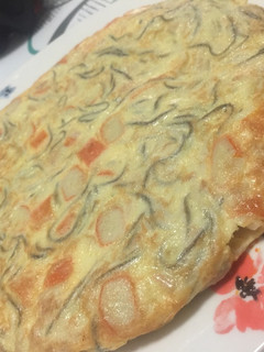 Una foto de Tortilla de gulas y palitos de cangrejo 🦀