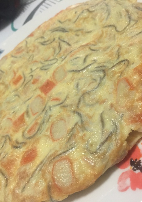 Una foto de Tortilla de gulas y palitos de cangrejo 🦀