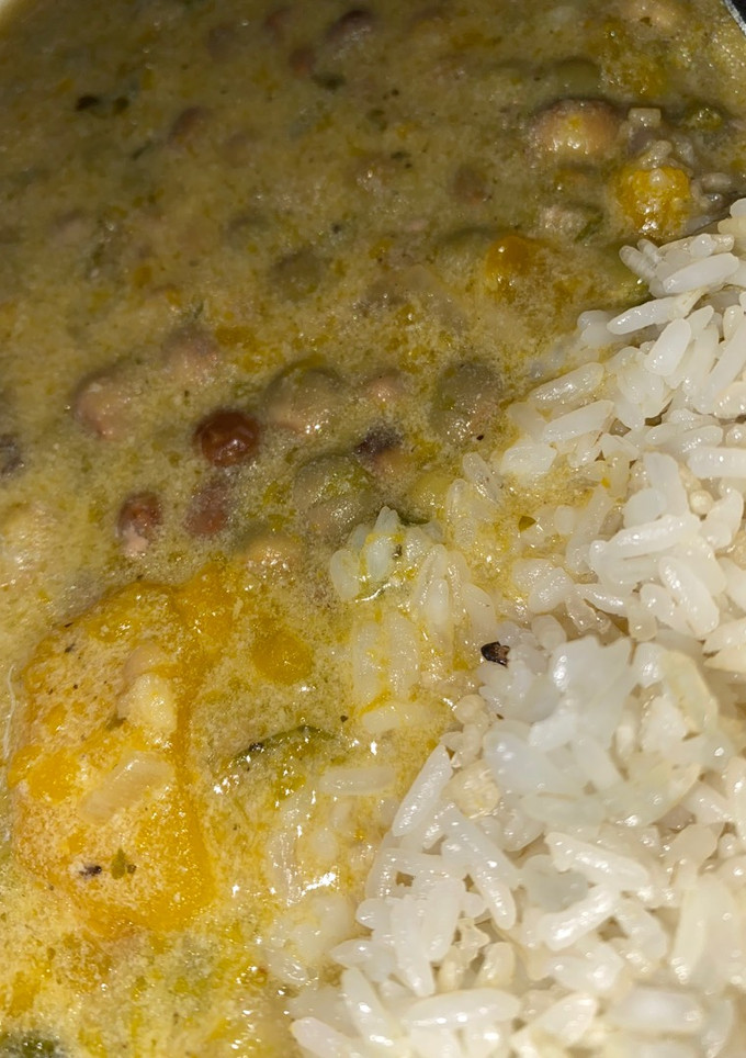 Una foto de Guandules con coco guisado
