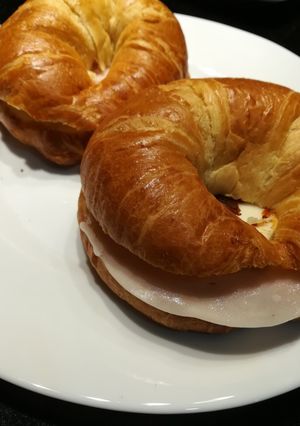 Una foto de Cuernitos con jamón y queso