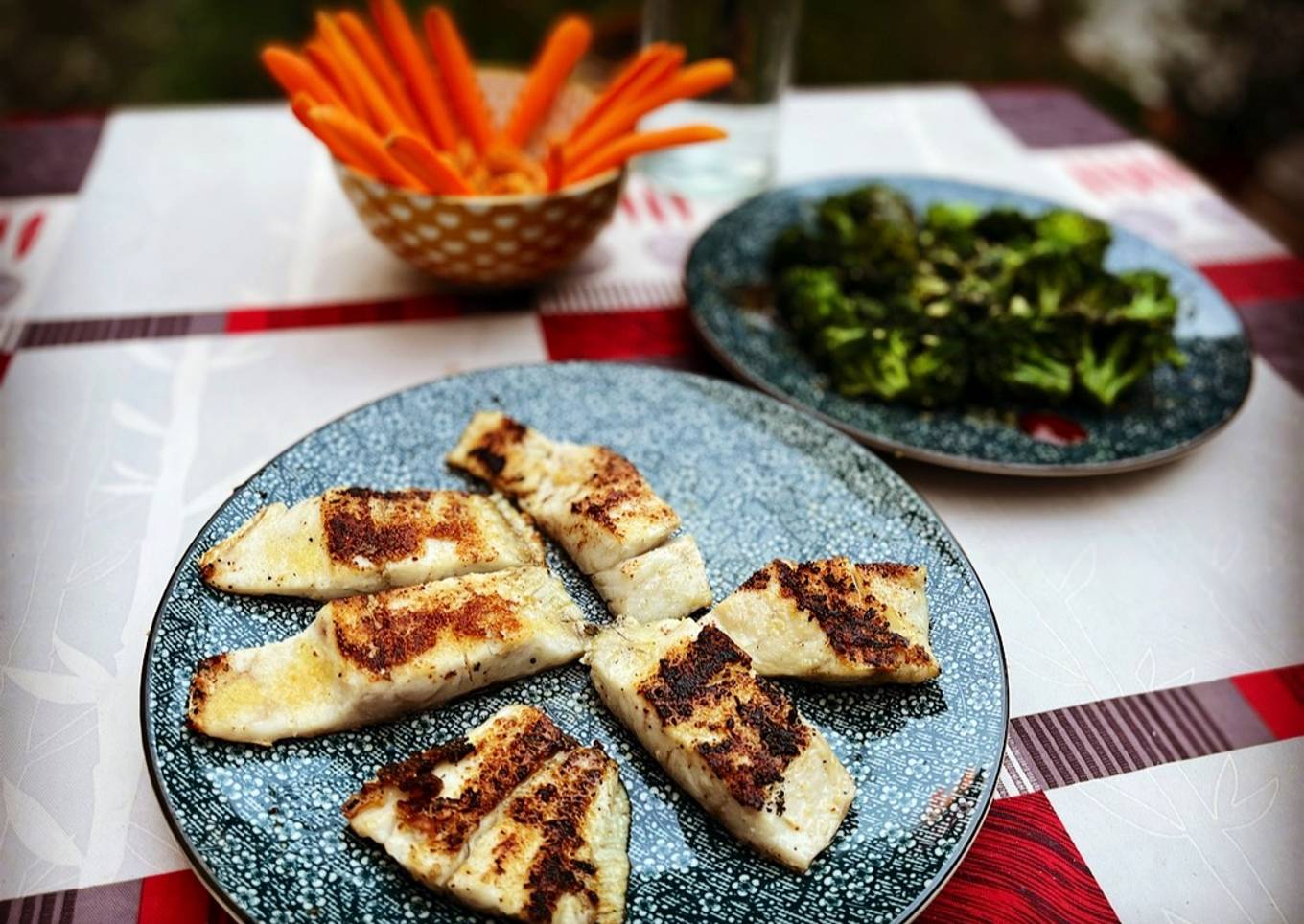Idea de cena: Corvina, br贸coli y hummus con dip de zanahorias 馃