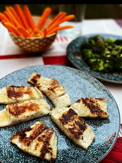 Una foto de Idea de cena: Corvina, brócoli y hummus con dip de zanahorias 🥕
