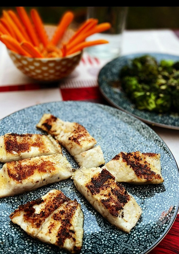 Una foto de Idea de cena: Corvina, brócoli y hummus con dip de zanahorias 🥕