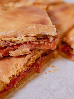 Una foto de Empanada de cecina y queso de Cabra