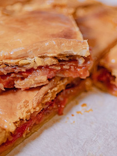 Una foto de Empanada de cecina y queso de Cabra