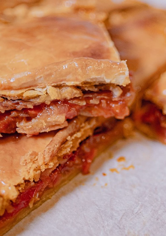 Una foto de Empanada de cecina y queso de Cabra