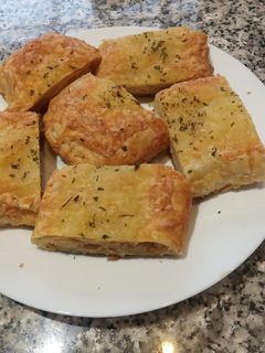 Una foto de Hojaldre enrollado de pollo y queso