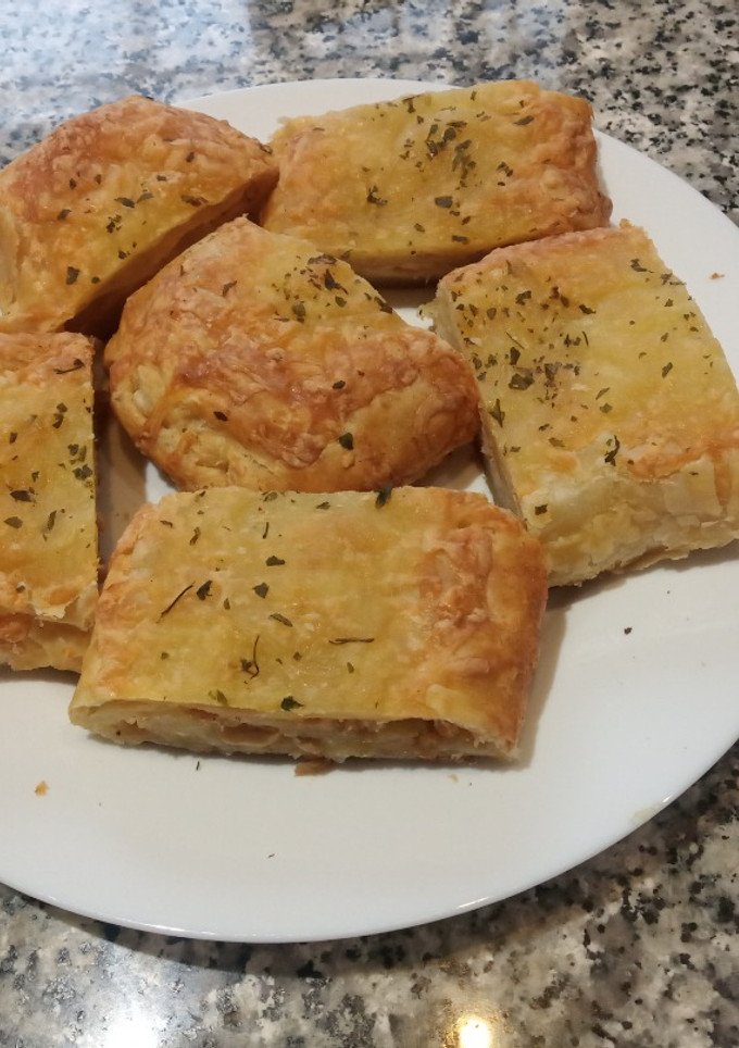 Una foto de Hojaldre enrollado de pollo y queso