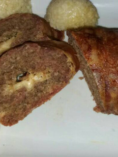 Sajttal töltött baconös tekercs recept fotója