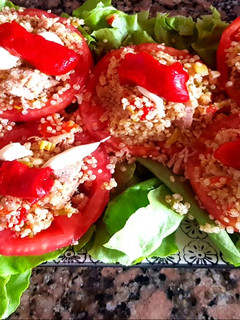 Una foto de Tomates rellenos de atún y quinoa
