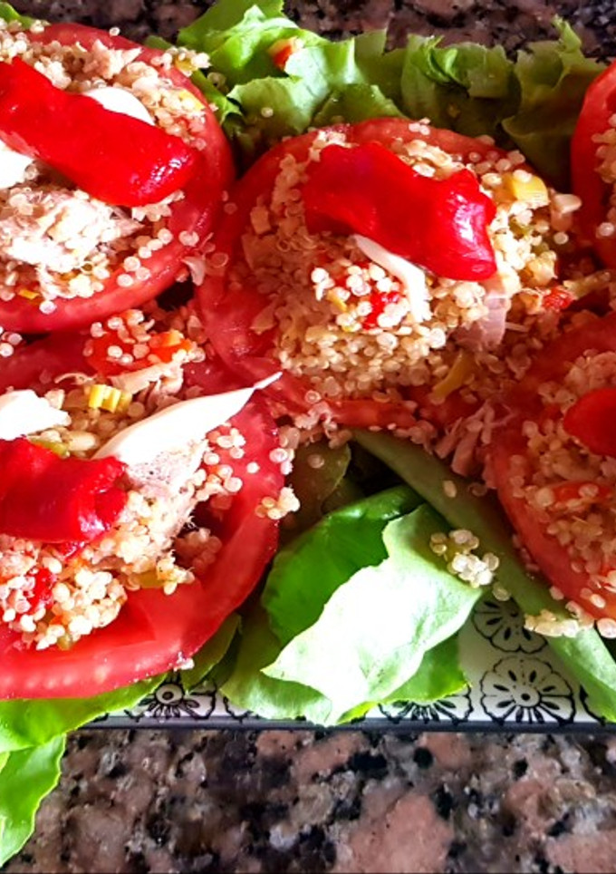 Una foto de Tomates rellenos de atún y quinoa