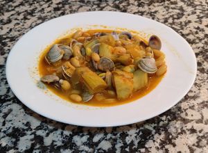 Una foto de Alubias con almejas y alcachofas