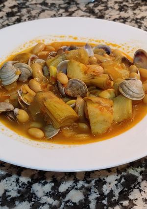 Una foto de Alubias con almejas y alcachofas
