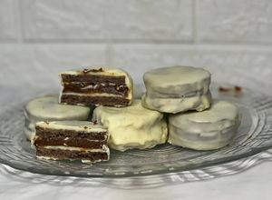 Una foto de Alfajor bajonero Gula 100% pecado😈