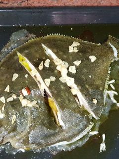 Una foto de Rodaballo al horno con refrito de ajos