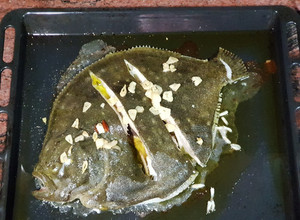 Foto principal de Rodaballo al horno con refrito de ajos