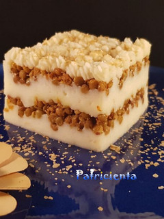 Una foto de Pastel de lentejas al curry con crema de patatas y coco