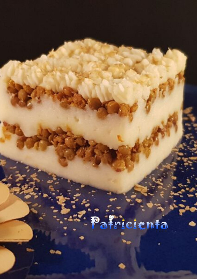 Una foto de Pastel de lentejas al curry con crema de patatas y coco
