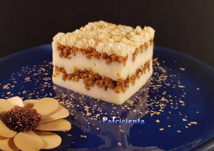 Pastel de lentejas al curry con crema de patatas y coco